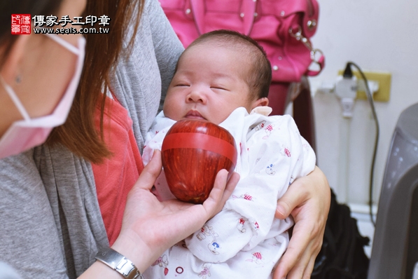 剃胎毛、滿月剃頭、嬰兒剃頭、嬰兒理髮、嬰兒剃髮、嬰兒剃胎毛、嬰兒滿月剃頭、寶寶剃頭、剃胎毛儀式、剃胎毛吉祥話、滿月剃頭儀式、滿月剃頭吉祥話、寶寶剃胎毛、寶寶滿月剃頭理髮、新竹香山區山剃胎毛、新竹香山區山滿月剃頭、新竹香山區山嬰兒剃頭剃胎毛、新竹香山區山嬰兒理髮、新竹香山區山嬰兒剃髮、黃寶寶(新竹香山區山嬰兒寶寶滿月剃頭理髮、免費嬰兒剃胎毛儀式吉祥話)。中國風會場，爸媽寶貝免費穿「日中韓」古裝禮服。專業拍照、DVD光碟、證書。★購買「臍帶章、肚臍章、胎毛筆刷印章」贈送：剃頭、收涎、抓周，三選一。2016.08.21  照片8