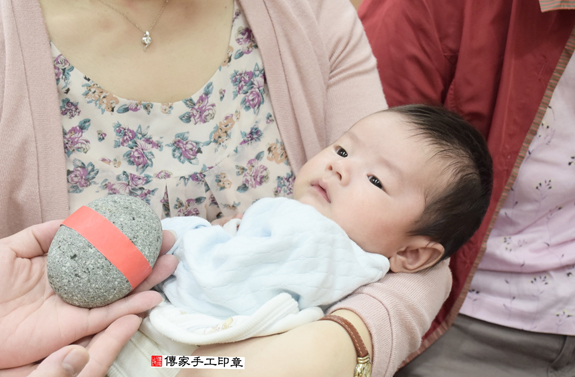 游寶寶(新北永和區嬰兒寶寶滿月剃頭理髮、免費嬰兒剃胎毛儀式吉祥話)。中國風會場，爸媽寶貝免費穿「日中韓」古裝禮服。專業拍照、DVD光碟、證書。★購買「臍帶章、肚臍章、胎毛筆刷印章」贈送：剃頭、收涎、抓周，三選一。 2015.12.02 照片5