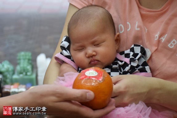 剃胎毛、滿月剃頭、嬰兒剃頭、嬰兒理髮、嬰兒剃髮、嬰兒剃胎毛、嬰兒滿月剃頭、寶寶剃頭、剃胎毛儀式、剃胎毛吉祥話、滿月剃頭儀式、滿月剃頭吉祥話、寶寶剃胎毛、寶寶滿月剃頭理髮、新北永和區剃胎毛、新北永和區滿月剃頭、新北永和區嬰兒剃頭剃胎毛、新北永和區嬰兒理髮、新北永和區嬰兒剃髮、呂寶寶(新北永和區嬰兒寶寶滿月剃頭理髮、免費嬰兒剃胎毛儀式吉祥話)。中國風會場，爸媽寶貝免費穿「日中韓」古裝禮服。專業拍照、DVD光碟、證書。★購買「臍帶章、肚臍章、胎毛筆刷印章」贈送：剃頭、收涎、抓周，三選一。2016.10.30 照片9