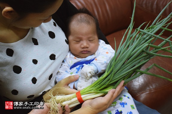 剃胎毛、滿月剃頭、嬰兒剃頭、嬰兒理髮、嬰兒剃髮、嬰兒剃胎毛、嬰兒滿月剃頭、寶寶剃頭、剃胎毛儀式、剃胎毛吉祥話、滿月剃頭儀式、滿月剃頭吉祥話、寶寶剃胎毛、寶寶滿月剃頭理髮、 宜蘭羅東鎮剃胎毛、宜蘭羅東鎮滿月剃頭、 宜蘭羅東鎮嬰兒剃頭剃胎毛、宜蘭羅東鎮嬰兒理髮、宜蘭羅東鎮嬰兒剃髮、李寶寶(宜蘭羅東鎮到府嬰兒寶寶滿月剃頭理髮、免費到府嬰兒剃胎毛儀式吉祥話)。到府剃頭剃胎毛主持、專業拍照、DVD光碟、證書。★購買「臍帶章、肚臍章、胎毛筆刷印章」贈送：剃頭、收涎、抓周，三選一。2016.10.30  照片11