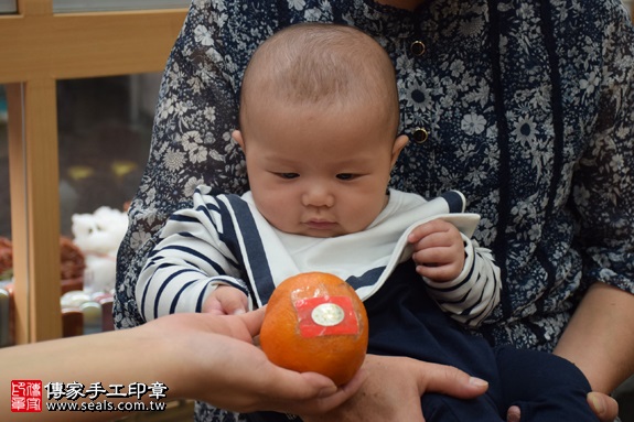 剃胎毛、滿月剃頭、嬰兒剃頭、嬰兒理髮、嬰兒剃髮、嬰兒剃胎毛、嬰兒滿月剃頭、寶寶剃頭、剃胎毛儀式、剃胎毛吉祥話、滿月剃頭儀式、滿月剃頭吉祥話、寶寶剃胎毛、寶寶滿月剃頭理髮、新北永和區剃胎毛、新北永和區滿月剃頭、新北永和區嬰兒剃頭剃胎毛、新北永和區嬰兒理髮、新北永和區嬰兒剃髮、謝寶寶(新北永和區嬰兒寶寶滿月剃頭理髮、免費嬰兒剃胎毛儀式吉祥話)。中國風會場，爸媽寶貝免費穿「日中韓」古裝禮服。專業拍照、DVD光碟、證書。★購買「臍帶章、肚臍章、胎毛筆刷印章」贈送：剃頭、收涎、抓周，三選一。2016.11.12 照片9