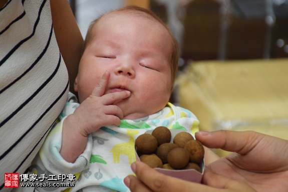 剃胎毛、滿月剃頭、嬰兒剃頭、嬰兒理髮、嬰兒剃髮、嬰兒剃胎毛、嬰兒滿月剃頭、寶寶剃頭、剃胎毛儀式、剃胎毛吉祥話、滿月剃頭儀式、滿月剃頭吉祥話、寶寶剃胎毛、寶寶滿月剃頭理髮、台中北區剃胎毛、台中北區滿月剃頭、台中北區嬰兒剃頭剃胎毛、台中北區嬰兒理髮、台中北區嬰兒剃髮、施寶寶(台中北區嬰兒寶寶滿月剃頭理髮、免費嬰兒剃胎毛儀式吉祥話)。中國風會場，爸媽寶貝免費穿「日中韓」古裝禮服。專業拍照、DVD光碟、證書。★購買「臍帶章、肚臍章、胎毛筆刷印章」贈送：剃頭、收涎、抓周，三選一。2016.11.18 照片7