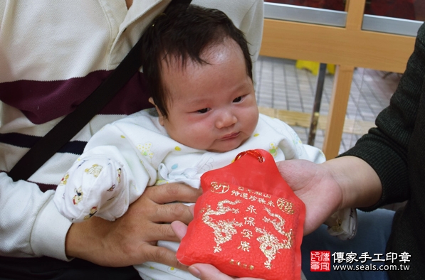 剃胎毛、滿月剃頭、嬰兒剃頭、嬰兒理髮、嬰兒剃髮、嬰兒剃胎毛、嬰兒滿月剃頭、寶寶剃頭、剃胎毛儀式、剃胎毛吉祥話、滿月剃頭儀式、滿月剃頭吉祥話、寶寶剃胎毛、寶寶滿月剃頭理髮、新竹香山區剃胎毛、新竹香山區滿月剃頭、新竹香山區嬰兒剃頭剃胎毛、新竹香山區嬰兒理髮、新竹香山區嬰兒剃髮、林寶寶(新竹香山區嬰兒寶寶滿月剃頭理髮、免費嬰兒剃胎毛儀式吉祥話)。中國風會場，爸媽寶貝免費穿「日中韓」古裝禮服。專業拍照、DVD光碟、證書。★購買「臍帶章、肚臍章、胎毛筆刷印章」贈送：剃頭、收涎、抓周，三選一。2016.03.19 照片6