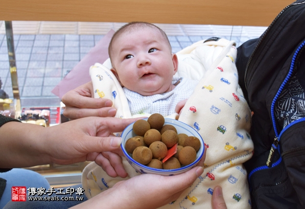 剃胎毛、滿月剃頭、嬰兒剃頭、嬰兒理髮、嬰兒剃髮、嬰兒剃胎毛、嬰兒滿月剃頭、寶寶剃頭、剃胎毛儀式、剃胎毛吉祥話、滿月剃頭儀式、滿月剃頭吉祥話、寶寶剃胎毛、寶寶滿月剃頭理髮、新竹香山區剃胎毛、新竹香山區滿月剃頭、新竹香山區嬰兒剃頭剃胎毛、新竹香山區嬰兒理髮、新竹香山區嬰兒剃髮、陳寶寶(新竹香山區嬰兒寶寶滿月剃頭理髮、免費嬰兒剃胎毛儀式吉祥話)。中國風會場，爸媽寶貝免費穿「日中韓」古裝禮服。專業拍照、DVD光碟、證書。★購買「臍帶章、肚臍章、胎毛筆刷印章」贈送：剃頭、收涎、抓周，三選一。2016.03.26  照片8