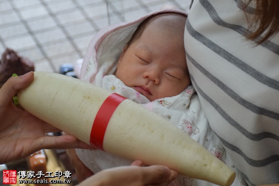 剃胎毛、滿月剃頭、嬰兒剃頭、嬰兒理髮、嬰兒剃髮、嬰兒剃胎毛、嬰兒滿月剃頭、寶寶剃頭、剃胎毛儀式、剃胎毛吉祥話、滿月剃頭儀式、滿月剃頭吉祥話、寶寶剃胎毛、寶寶滿月剃頭理髮、新竹香山區剃胎毛、新竹香山區滿月剃頭、新竹香山區嬰兒剃頭剃胎毛、新竹香山區嬰兒理髮、新竹香山區嬰兒剃髮、洪寶寶(新竹香山區嬰兒寶寶滿月剃頭理髮、免費嬰兒剃胎毛儀式吉祥話)。中國風會場，爸媽寶貝免費穿「日中韓」古裝禮服。專業拍照、DVD光碟、證書。★購買「臍帶章、肚臍章、胎毛筆刷印章」贈送：剃頭、收涎、抓周，三選一。2017.07.08 照片11