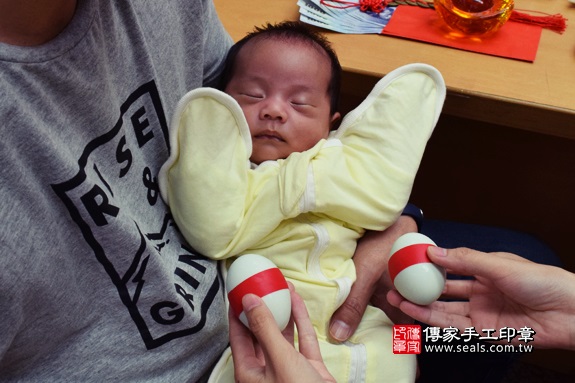 剃胎毛、滿月剃頭、嬰兒剃頭、嬰兒理髮、嬰兒剃髮、嬰兒剃胎毛、嬰兒滿月剃頭、寶寶剃頭、剃胎毛儀式、剃胎毛吉祥話、滿月剃頭儀式、滿月剃頭吉祥話、寶寶剃胎毛、寶寶滿月剃頭理髮、台中市北區剃胎毛、台中市北區滿月剃頭、台中市北區嬰兒剃頭剃胎毛、台中市北區嬰兒理髮、台中市北區嬰兒剃髮、劉寶寶(台中市北區嬰兒寶寶滿月剃頭理髮、免費嬰兒剃胎毛儀式吉祥話)。中國風會場，爸媽寶貝免費穿「日中韓」古裝禮服。專業拍照、DVD光碟、證書。★購買「臍帶章、肚臍章、胎毛筆刷印章」贈送：剃頭、收涎、抓周，三選一。2017.08.05 照片5