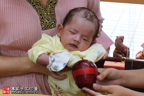 剃胎毛、滿月剃頭、嬰兒剃頭、嬰兒理髮、嬰兒剃髮、嬰兒剃胎毛、嬰兒滿月剃頭、寶寶剃頭、剃胎毛儀式、剃胎毛吉祥話、滿月剃頭儀式、滿月剃頭吉祥話、寶寶剃胎毛、寶寶滿月剃頭理髮、 高雄市鳳山地區剃胎毛、高雄市鳳山地區滿月剃頭、高雄市鳳山地區嬰兒剃頭剃胎毛、高雄市鳳山地區嬰兒理髮、高雄市嬰兒剃髮、 徐寶寶(高雄鳳山區嬰兒寶寶滿月剃頭理髮、免費嬰兒剃胎毛儀式吉祥話)。中國風會場，爸媽寶貝免費穿「日中韓」古裝禮服。專業拍照、DVD光碟、證書。★購買「臍帶章、肚臍章、胎毛筆刷印章」贈送：剃頭、收涎、抓周，三選一。2017.09.20照片8