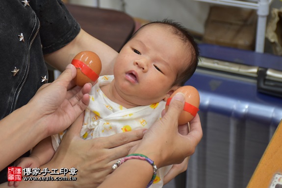 剃胎毛、滿月剃頭、嬰兒剃頭、嬰兒理髮、嬰兒剃髮、嬰兒剃胎毛、嬰兒滿月剃頭、寶寶剃頭、剃胎毛儀式、剃胎毛吉祥話、滿月剃頭儀式、滿月剃頭吉祥話、寶寶剃胎毛、寶寶滿月剃頭理髮、 新北市永和地區剃胎毛、新北市永和地區滿月剃頭、新北市永和地區嬰兒剃頭剃胎毛、新北市永和地區嬰兒理髮、新北市嬰兒剃髮、陳寶寶(新北永和區嬰兒寶寶滿月剃頭理髮、免費嬰兒剃胎毛儀式吉祥話)。中國風會場，爸媽寶貝免費穿「日中韓」古裝禮服。專業拍照、DVD光碟、證書。★購買「臍帶章、肚臍章、胎毛筆刷印章」贈送：剃頭、收涎、抓周，三選一。2017.10.04照片3