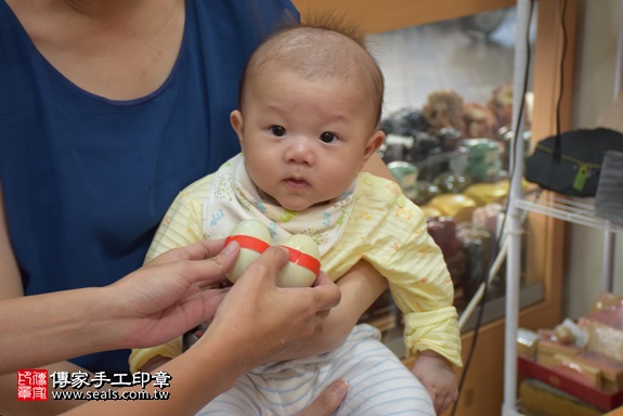 剃胎毛、滿月剃頭、嬰兒剃頭、嬰兒理髮、嬰兒剃髮、嬰兒剃胎毛、嬰兒滿月剃頭、寶寶剃頭、剃胎毛儀式、剃胎毛吉祥話、滿月剃頭儀式、滿月剃頭吉祥話、寶寶剃胎毛、寶寶滿月剃頭理髮、 新北市永和地區剃胎毛、新北市永和地區滿月剃頭、新北市永和地區嬰兒剃頭剃胎毛、新北市永和地區嬰兒理髮、新北市嬰兒剃髮、廖寶寶(新北永和區嬰兒寶寶滿月剃頭理髮、免費嬰兒剃胎毛儀式吉祥話)。中國風會場，爸媽寶貝免費穿「日中韓」古裝禮服。專業拍照、DVD光碟、證書。★購買「臍帶章、肚臍章、胎毛筆刷印章」贈送：剃頭、收涎、抓周，三選一。2017.10.09照片4