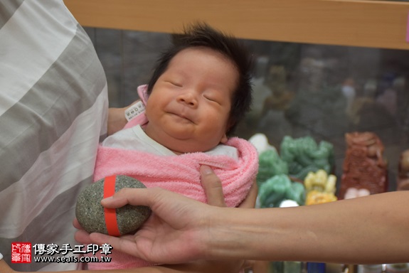 剃胎毛、滿月剃頭、嬰兒剃頭、嬰兒理髮、嬰兒剃髮、嬰兒剃胎毛、嬰兒滿月剃頭、寶寶剃頭、剃胎毛儀式、剃胎毛吉祥話、滿月剃頭儀式、滿月剃頭吉祥話、寶寶剃胎毛、寶寶滿月剃頭理髮、 新北市永和區剃胎毛、新北市永和區滿月剃頭、新北市永和區嬰兒剃頭剃胎毛、新北市永和區嬰兒理髮、新北市嬰兒剃髮、廖寶寶(新北永和區嬰兒寶寶滿月剃頭理髮、免費嬰兒剃胎毛儀式吉祥話)。中國風會場，爸媽寶貝免費穿「日中韓」古裝禮服。專業拍照、DVD光碟、證書。★購買「臍帶章、肚臍章、胎毛筆刷印章」贈送：剃頭、收涎、抓周，三選一。2017.10.15照片5