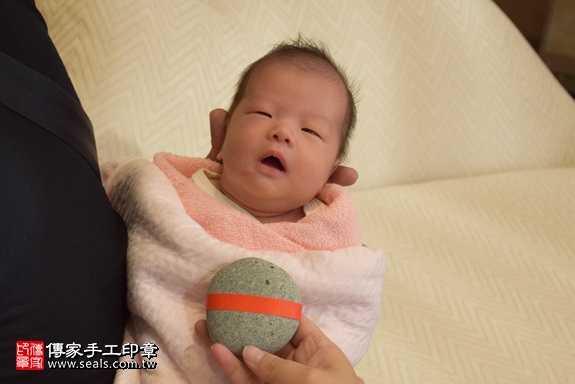 剃胎毛、滿月剃頭、嬰兒剃頭、嬰兒理髮、嬰兒剃髮、嬰兒剃胎毛、嬰兒滿月剃頭、寶寶剃頭、剃胎毛儀式、剃胎毛吉祥話、滿月剃頭儀式、滿月剃頭吉祥話、寶寶剃胎毛、寶寶滿月剃頭理髮、 新北市三重地區剃胎毛、新北市三重地區滿月剃頭、新北市三重地區嬰兒剃頭剃胎毛、新北市三重地區嬰兒理髮、新北市嬰兒剃髮、呂寶寶(新北三重區到府嬰兒寶寶滿月剃頭理髮、免費到府嬰兒剃胎毛儀式吉祥話)。到府剃頭剃胎毛主持、專業拍照、DVD光碟、證書。★購買「臍帶章、肚臍章、胎毛筆刷印章」贈送：剃頭、收涎、抓周，三選一。2017.12.20照片5