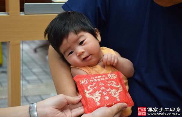 剃胎毛、滿月剃頭、嬰兒剃頭、嬰兒理髮、嬰兒剃髮、嬰兒剃胎毛、嬰兒滿月剃頭、寶寶剃頭、剃胎毛儀式、剃胎毛吉祥話、滿月剃頭儀式、滿月剃頭吉祥話、寶寶剃胎毛、寶寶滿月剃頭理髮、新竹香山區剃胎毛、新竹香山區滿月剃頭、新竹香山區嬰兒剃頭剃胎毛、新竹香山區嬰兒理髮、新竹香山區嬰兒剃髮、游寶寶(新竹香山區嬰兒寶寶滿月剃頭理髮、免費嬰兒剃胎毛儀式吉祥話)。中國風會場，爸媽寶貝免費穿「日中韓」古裝禮服。專業拍照、DVD光碟、證書。★購買「臍帶章、肚臍章、胎毛筆刷印章」贈送：剃頭、收涎、抓周，三選一。2016.09.25 照片6