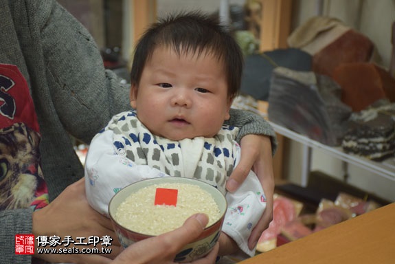 剃胎毛、滿月剃頭、嬰兒剃頭、嬰兒理髮、嬰兒剃髮、嬰兒剃胎毛、嬰兒滿月剃頭、寶寶剃頭、剃胎毛儀式、剃胎毛吉祥話、滿月剃頭儀式、滿月剃頭吉祥話、寶寶剃胎毛、寶寶滿月剃頭理髮、新北永和區剃胎毛、新北永和區滿月剃頭、新北永和區嬰兒剃頭剃胎毛、新北永和區嬰兒理髮、新北永和區嬰兒剃髮、陳寶寶(新北永和區嬰兒寶寶滿月剃頭理髮、免費嬰兒剃胎毛儀式吉祥話)。中國風會場，爸媽寶貝免費穿「日中韓」古裝禮服。專業拍照、DVD光碟、證書。★購買「臍帶章、肚臍章、胎毛筆刷印章」贈送：剃頭、收涎、抓周，三選一。2017.02.15 照片6