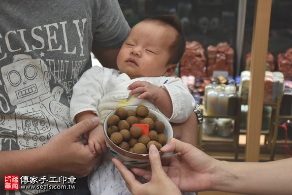 剃胎毛、滿月剃頭、嬰兒剃頭、嬰兒理髮、嬰兒剃髮、嬰兒剃胎毛、嬰兒滿月剃頭、寶寶剃頭、剃胎毛儀式、剃胎毛吉祥話、滿月剃頭儀式、滿月剃頭吉祥話、寶寶剃胎毛、寶寶滿月剃頭理髮、新北永和區剃胎毛、新北永和區滿月剃頭、新北永和區嬰兒剃頭剃胎毛、新北永和區嬰兒理髮、新北永和區嬰兒剃髮、蔡寶寶(新北永和區嬰兒寶寶滿月剃頭理髮、免費嬰兒剃胎毛儀式吉祥話)。中國風會場，爸媽寶貝免費穿「日中韓」古裝禮服。專業拍照、DVD光碟、證書。★購買「臍帶章、肚臍章、胎毛筆刷印章」贈送：剃頭、收涎、抓周，三選一。2017.06.02 照片7