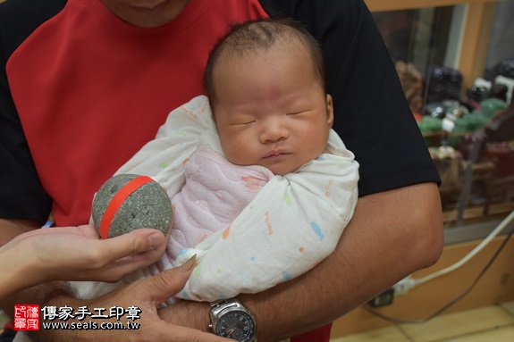 剃胎毛、滿月剃頭、嬰兒剃頭、嬰兒理髮、嬰兒剃髮、嬰兒剃胎毛、嬰兒滿月剃頭、寶寶剃頭、剃胎毛儀式、剃胎毛吉祥話、滿月剃頭儀式、滿月剃頭吉祥話、寶寶剃胎毛、寶寶滿月剃頭理髮、 新北市永和地區剃胎毛、新北市永和地區滿月剃頭、新北市永和地區嬰兒剃頭剃胎毛、新北市永和地區嬰兒理髮、新北市嬰兒剃髮、鍾寶寶(新北永和區嬰兒寶寶滿月剃頭理髮、免費嬰兒剃胎毛儀式吉祥話)。中國風會場，爸媽寶貝免費穿「日中韓」古裝禮服。專業拍照、DVD光碟、證書。★購買「臍帶章、肚臍章、胎毛筆刷印章」贈送：剃頭、收涎、抓周，三選一。2017.09.03照片5