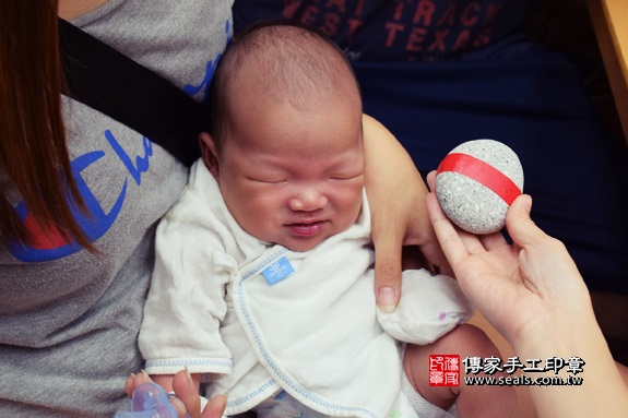 剃胎毛、滿月剃頭、嬰兒剃頭、嬰兒理髮、嬰兒剃髮、嬰兒剃胎毛、嬰兒滿月剃頭、寶寶剃頭、剃胎毛儀式、剃胎毛吉祥話、滿月剃頭儀式、滿月剃頭吉祥話、寶寶剃胎毛、寶寶滿月剃頭理髮、 台中市北區地區剃胎毛、台中市北區地區滿月剃頭、台中市北區地區嬰兒剃頭剃胎毛、台中市北區地區嬰兒理髮、台中市嬰兒剃髮、 王寶寶(台中市北區嬰兒寶寶滿月剃頭理髮、免費嬰兒剃胎毛儀式吉祥話)。中國風會場，爸媽寶貝免費穿「日中韓」古裝禮服。專業拍照、DVD光碟、證書。★購買「臍帶章、肚臍章、胎毛筆刷印章」贈送：剃頭、收涎、抓周，三選一。2017.08.17照片5