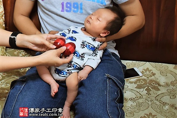 剃胎毛、滿月剃頭、嬰兒剃頭、嬰兒理髮、嬰兒剃髮、嬰兒剃胎毛、嬰兒滿月剃頭、寶寶剃頭、剃胎毛儀式、剃胎毛吉祥話、滿月剃頭儀式、滿月剃頭吉祥話、寶寶剃胎毛、寶寶滿月剃頭理髮、 高雄市仁武地區剃胎毛、高雄市仁武地區滿月剃頭、高雄市仁武地區嬰兒剃頭剃胎毛、高雄市仁武地區嬰兒理髮、高雄市嬰兒剃髮、柯寶寶(高雄仁武區府嬰兒寶寶滿月剃頭理髮、免費到府嬰兒剃胎毛儀式吉祥話)。到府剃頭剃胎毛主持、專業拍照、DVD光碟、證書。★購買「臍帶章、肚臍章、胎毛筆刷印章」贈送：剃頭、收涎、抓周，三選一。2017.09.19照片4
