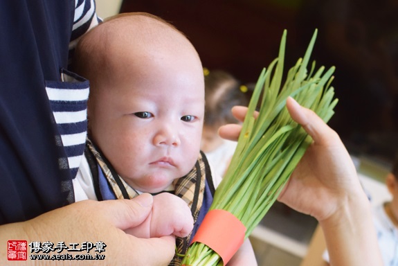 剃胎毛、滿月剃頭、嬰兒剃頭、嬰兒理髮、嬰兒剃髮、嬰兒剃胎毛、嬰兒滿月剃頭、寶寶剃頭、剃胎毛儀式、剃胎毛吉祥話、滿月剃頭儀式、滿月剃頭吉祥話、寶寶剃胎毛、寶寶滿月剃頭理髮、 高雄市鳳山地區剃胎毛、高雄市鳳山地區滿月剃頭、高雄市鳳山地區嬰兒剃頭剃胎毛、高雄市鳳山地區嬰兒理髮、高雄市嬰兒剃髮、王寶寶(高雄鳳山區到府嬰兒寶寶滿月剃頭理髮、免費到府嬰兒剃胎毛儀式吉祥話)。到府剃頭剃胎毛主持、專業拍照、DVD光碟、證書。★購買「臍帶章、肚臍章、胎毛筆刷印章」贈送：剃頭、收涎、抓周，三選一。2017.09.24照片5