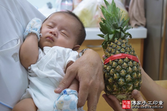 剃胎毛、滿月剃頭、嬰兒剃頭、嬰兒理髮、嬰兒剃髮、嬰兒剃胎毛、嬰兒滿月剃頭、寶寶剃頭、剃胎毛儀式、剃胎毛吉祥話、滿月剃頭儀式、滿月剃頭吉祥話、寶寶剃胎毛、寶寶滿月剃頭理髮、 高雄市小港地區剃胎毛、高雄市小港地區滿月剃頭、高雄市小港地區嬰兒剃頭剃胎毛、高雄市小港地區嬰兒理髮、高雄市嬰兒剃髮、王寶寶(高雄小港區到府嬰兒寶寶滿月剃頭理髮、免費到府嬰兒剃胎毛儀式吉祥話)。到府剃頭剃胎毛主持、專業拍照、DVD光碟、證書。★購買「臍帶章、肚臍章、胎毛筆刷印章」贈送：剃頭、收涎、抓周，三選一。2017.10.10照片13