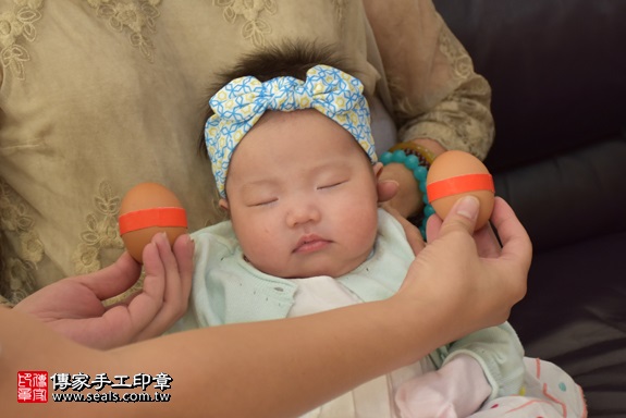剃胎毛、滿月剃頭、嬰兒剃頭、嬰兒理髮、嬰兒剃髮、嬰兒剃胎毛、嬰兒滿月剃頭、寶寶剃頭、剃胎毛儀式、剃胎毛吉祥話、滿月剃頭儀式、滿月剃頭吉祥話、寶寶剃胎毛、寶寶滿月剃頭理髮、 台北市大安地區剃胎毛、台北市大安地區滿月剃頭、台北市大安地區嬰兒剃頭剃胎毛、台北市大安地區嬰兒理髮、台北市嬰兒剃髮、隋寶寶(台北大安區到府嬰兒寶寶滿月剃頭理髮、免費到府嬰兒剃胎毛儀式吉祥話)。到府剃頭剃胎毛主持、專業拍照、DVD光碟、證書。★購買「臍帶章、肚臍章、胎毛筆刷印章」贈送：剃頭、收涎、抓周，三選一。2017.10.05照片3