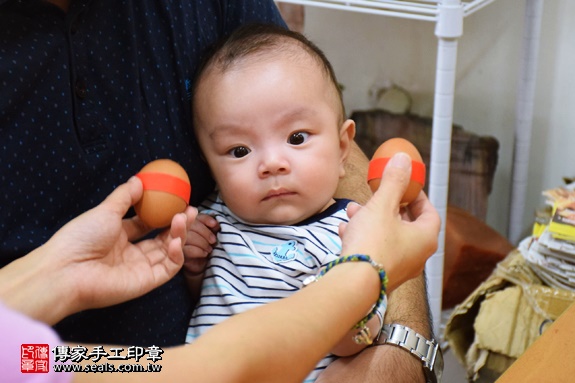剃胎毛、滿月剃頭、嬰兒剃頭、嬰兒理髮、嬰兒剃髮、嬰兒剃胎毛、嬰兒滿月剃頭、寶寶剃頭、剃胎毛儀式、剃胎毛吉祥話、滿月剃頭儀式、滿月剃頭吉祥話、寶寶剃胎毛、寶寶滿月剃頭理髮、新北永和區剃胎毛、新北永和區滿月剃頭、新北永和區嬰兒剃頭剃胎毛、新北永和區嬰兒理髮、新北永和區嬰兒剃髮、林寶寶(新北永和區嬰兒寶寶滿月剃頭理髮、免費嬰兒剃胎毛儀式吉祥話)。中國風會場，爸媽寶貝免費穿「日中韓」古裝禮服。專業拍照、DVD光碟、證書。★購買「臍帶章、肚臍章、胎毛筆刷印章」贈送：剃頭、收涎、抓周，三選一。2016.07.23  照片4