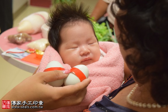 剃胎毛、滿月剃頭、嬰兒剃頭、嬰兒理髮、嬰兒剃髮、嬰兒剃胎毛、嬰兒滿月剃頭、寶寶剃頭、剃胎毛儀式、剃胎毛吉祥話、滿月剃頭儀式、滿月剃頭吉祥話、寶寶剃胎毛、寶寶滿月剃頭理髮、 台中南屯區剃胎毛、台中南屯區滿月剃頭、 台中南屯區嬰兒剃頭剃胎毛、台中南屯區嬰兒理髮、台中南屯區嬰兒剃髮、潘寶寶(台中南屯區到府嬰兒寶寶滿月剃頭理髮、免費到府嬰兒剃胎毛儀式吉祥話)。到府剃頭剃胎毛主持、專業拍照、DVD光碟、證書。★購買「臍帶章、肚臍章、胎毛筆刷印章」贈送：剃頭、收涎、抓周，三選一。2016.07.20  照片6