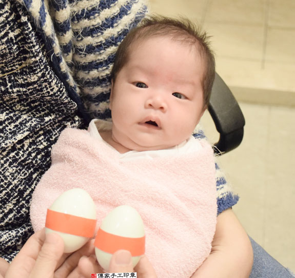 蔡寶寶(新北中和區到府嬰兒寶寶滿月剃頭理髮、免費到府嬰兒剃胎毛儀式吉祥話)。到府剃頭剃胎毛主持、專業拍照、DVD光碟、證書。★購買「臍帶章、肚臍章、胎毛筆刷印章」贈送：剃頭、收涎、抓周，三選一。2015.11.04 照片3