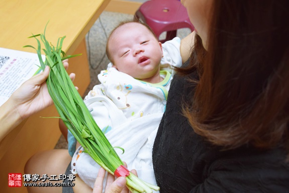 剃胎毛、滿月剃頭、嬰兒剃頭、嬰兒理髮、嬰兒剃髮、嬰兒剃胎毛、嬰兒滿月剃頭、寶寶剃頭、剃胎毛儀式、剃胎毛吉祥話、滿月剃頭儀式、滿月剃頭吉祥話、寶寶剃胎毛、寶寶滿月剃頭理髮、台中北區剃胎毛、台中北區滿月剃頭、台中北區嬰兒剃頭剃胎毛、台中北區嬰兒理髮、台中北區嬰兒剃髮、楊寶寶(台中北區嬰兒寶寶滿月剃頭理髮、免費嬰兒剃胎毛儀式吉祥話)。中國風會場，爸媽寶貝免費穿「日中韓」古裝禮服。專業拍照、DVD光碟、證書。★購買「臍帶章、肚臍章、胎毛筆刷印章」贈送：剃頭、收涎、抓周，三選一。2016.08.23  照片8