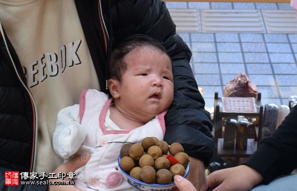 剃胎毛、滿月剃頭、嬰兒剃頭、嬰兒理髮、嬰兒剃髮、嬰兒剃胎毛、嬰兒滿月剃頭、寶寶剃頭、剃胎毛儀式、剃胎毛吉祥話、滿月剃頭儀式、滿月剃頭吉祥話、寶寶剃胎毛、寶寶滿月剃頭理髮、新竹香山區剃胎毛、新竹香山區滿月剃頭、新竹香山區嬰兒剃頭剃胎毛、新竹香山區嬰兒理髮、新竹香山區嬰兒剃髮、陳寶寶(新竹香山區嬰兒寶寶滿月剃頭理髮、免費嬰兒剃胎毛儀式吉祥話)。中國風會場，爸媽寶貝免費穿「日中韓」古裝禮服。專業拍照、DVD光碟、證書。★購買「臍帶章、肚臍章、胎毛筆刷印章」贈送：剃頭、收涎、抓周，三選一。2016.12.30 照片7