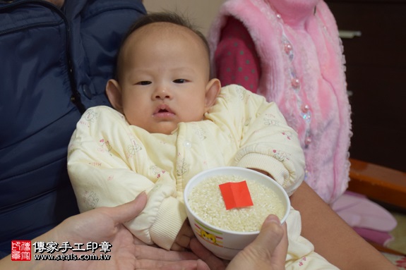 剃胎毛、滿月剃頭、嬰兒剃頭、嬰兒理髮、嬰兒剃髮、嬰兒剃胎毛、嬰兒滿月剃頭、寶寶剃頭、剃胎毛儀式、剃胎毛吉祥話、滿月剃頭儀式、滿月剃頭吉祥話、寶寶剃胎毛、寶寶滿月剃頭理髮、 新北土城區剃胎毛、新北土城區滿月剃頭、 新北土城區嬰兒剃頭剃胎毛、新北土城區嬰兒理髮、新北土城區嬰兒剃髮、巫寶寶(新北土城區到府嬰兒寶寶滿月剃頭理髮、免費到府嬰兒剃胎毛儀式吉祥話)。到府剃頭剃胎毛主持、專業拍照、DVD光碟、證書。★購買「臍帶章、肚臍章、胎毛筆刷印章」贈送：剃頭、收涎、抓周，三選一。2016.12.17  照片6