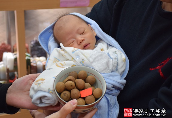 剃胎毛、滿月剃頭、嬰兒剃頭、嬰兒理髮、嬰兒剃髮、嬰兒剃胎毛、嬰兒滿月剃頭、寶寶剃頭、剃胎毛儀式、剃胎毛吉祥話、滿月剃頭儀式、滿月剃頭吉祥話、寶寶剃胎毛、寶寶滿月剃頭理髮、新北永和區剃胎毛、新北永和區滿月剃頭、新北永和區嬰兒剃頭剃胎毛、新北永和區嬰兒理髮、新北永和區嬰兒剃髮、林寶寶(新北永和區嬰兒寶寶滿月剃頭理髮、免費嬰兒剃胎毛儀式吉祥話)。中國風會場，爸媽寶貝免費穿「日中韓」古裝禮服。專業拍照、DVD光碟、證書。★購買「臍帶章、肚臍章、胎毛筆刷印章」贈送：剃頭、收涎、抓周，三選一。2016.01.25 照片7