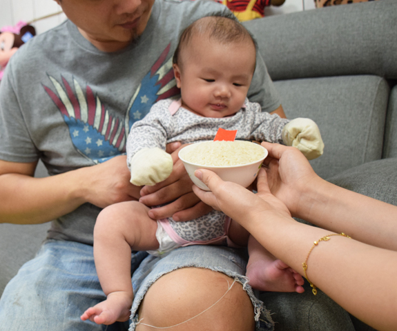 洪家兄弟(彰化芳苑到府嬰兒寶寶滿月剃頭理髮、免費到府嬰兒剃胎毛儀式吉祥話)。到府剃頭剃胎毛主持、專業拍照、DVD光碟、證書。★購買「臍帶章、肚臍章、胎毛筆刷印章」贈送：剃頭、收涎、抓周，三選一。2015.05.23 照片6