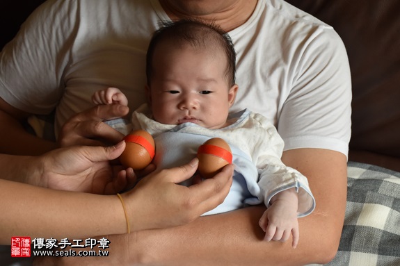 剃胎毛、滿月剃頭、嬰兒剃頭、嬰兒理髮、嬰兒剃髮、嬰兒剃胎毛、嬰兒滿月剃頭、寶寶剃頭、剃胎毛儀式、剃胎毛吉祥話、滿月剃頭儀式、滿月剃頭吉祥話、寶寶剃胎毛、寶寶滿月剃頭理髮、 新北板橋區剃胎毛、新北板橋區滿月剃頭、 新北板橋區嬰兒剃頭剃胎毛、新北板橋區嬰兒理髮、新北板橋區嬰兒剃髮、張寶寶(新北板橋區到府嬰兒寶寶滿月剃頭理髮、免費到府嬰兒剃胎毛儀式吉祥話)。到府剃頭剃胎毛主持、專業拍照、DVD光碟、證書。★購買「臍帶章、肚臍章、胎毛筆刷印章」贈送：剃頭、收涎、抓周，三選一。2017.05.11  照片3