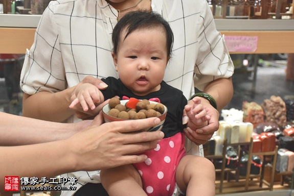 剃胎毛、滿月剃頭、嬰兒剃頭、嬰兒理髮、嬰兒剃髮、嬰兒剃胎毛、嬰兒滿月剃頭、寶寶剃頭、剃胎毛儀式、剃胎毛吉祥話、滿月剃頭儀式、滿月剃頭吉祥話、寶寶剃胎毛、寶寶滿月剃頭理髮、新北永和區剃胎毛、新北永和區滿月剃頭、新北永和區嬰兒剃頭剃胎毛、新北永和區嬰兒理髮、新北永和區嬰兒剃髮、郭寶寶(新北永和區嬰兒寶寶滿月剃頭理髮、免費嬰兒剃胎毛儀式吉祥話)。中國風會場，爸媽寶貝免費穿「日中韓」古裝禮服。專業拍照、DVD光碟、證書。★購買「臍帶章、肚臍章、胎毛筆刷印章」贈送：剃頭、收涎、抓周，三選一。2017.06.03 照片7