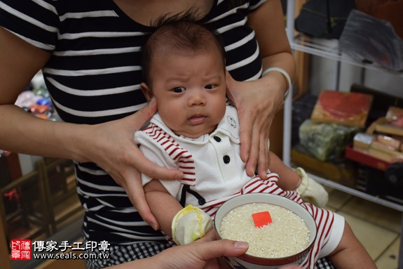 剃胎毛、滿月剃頭、嬰兒剃頭、嬰兒理髮、嬰兒剃髮、嬰兒剃胎毛、嬰兒滿月剃頭、寶寶剃頭、剃胎毛儀式、剃胎毛吉祥話、滿月剃頭儀式、滿月剃頭吉祥話、寶寶剃胎毛、寶寶滿月剃頭理髮、新北永和區剃胎毛、新北永和區滿月剃頭、新北永和區嬰兒剃頭剃胎毛、新北永和區嬰兒理髮、新北永和區嬰兒剃髮、郭寶寶(新北永和區嬰兒寶寶滿月剃頭理髮、免費嬰兒剃胎毛儀式吉祥話)。中國風會場，爸媽寶貝免費穿「日中韓」古裝禮服。專業拍照、DVD光碟、證書。★購買「臍帶章、肚臍章、胎毛筆刷印章」贈送：剃頭、收涎、抓周，三選一。2017.07.12 照片6