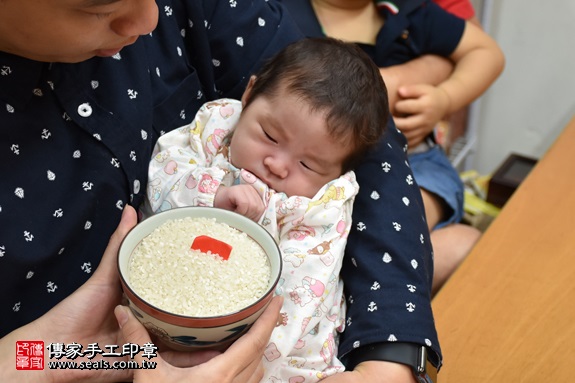剃胎毛、滿月剃頭、嬰兒剃頭、嬰兒理髮、嬰兒剃髮、嬰兒剃胎毛、嬰兒滿月剃頭、寶寶剃頭、剃胎毛儀式、剃胎毛吉祥話、滿月剃頭儀式、滿月剃頭吉祥話、寶寶剃胎毛、寶寶滿月剃頭理髮、 新北市永和地區剃胎毛、新北市永和地區滿月剃頭、新北市永和地區嬰兒剃頭剃胎毛、新北市永和地區嬰兒理髮、新北市嬰兒剃髮、陳寶寶(新北永和區嬰兒寶寶滿月剃頭理髮、免費嬰兒剃胎毛儀式吉祥話)。中國風會場，爸媽寶貝免費穿「日中韓」古裝禮服。專業拍照、DVD光碟、證書。★購買「臍帶章、肚臍章、胎毛筆刷印章」贈送：剃頭、收涎、抓周，三選一。2017.09.10照片6