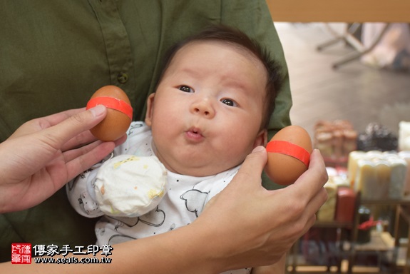 剃胎毛、滿月剃頭、嬰兒剃頭、嬰兒理髮、嬰兒剃髮、嬰兒剃胎毛、嬰兒滿月剃頭、寶寶剃頭、剃胎毛儀式、剃胎毛吉祥話、滿月剃頭儀式、滿月剃頭吉祥話、寶寶剃胎毛、寶寶滿月剃頭理髮、 新北市永和地區剃胎毛、新北市永和地區滿月剃頭、新北市永和地區嬰兒剃頭剃胎毛、新北市永和地區嬰兒理髮、新北市嬰兒剃髮、王寶寶(新北永和區嬰兒寶寶滿月剃頭理髮、免費嬰兒剃胎毛儀式吉祥話)。中國風會場，爸媽寶貝免費穿「日中韓」古裝禮服。專業拍照、DVD光碟、證書。★購買「臍帶章、肚臍章、胎毛筆刷印章」贈送：剃頭、收涎、抓周，三選一。2017.10.22照片3