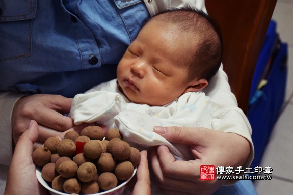 剃胎毛、滿月剃頭、嬰兒剃頭、嬰兒理髮、嬰兒剃髮、嬰兒剃胎毛、嬰兒滿月剃頭、寶寶剃頭、剃胎毛儀式、剃胎毛吉祥話、滿月剃頭儀式、滿月剃頭吉祥話、寶寶剃胎毛、寶寶滿月剃頭理髮、 彰化縣大村地區剃胎毛、彰化縣大村地區滿月剃頭、彰化縣大村地區嬰兒剃頭剃胎毛、彰化縣大村地區嬰兒理髮、彰化縣嬰兒剃髮、張寶寶(彰化大村區到府嬰兒寶寶滿月剃頭理髮、免費到府嬰兒剃胎毛儀式吉祥話)。到府剃頭剃胎毛主持、專業拍照、DVD光碟、證書。★購買「臍帶章、肚臍章、胎毛筆刷印章」贈送：剃頭、收涎、抓周，三選一。2017.09.11照片8