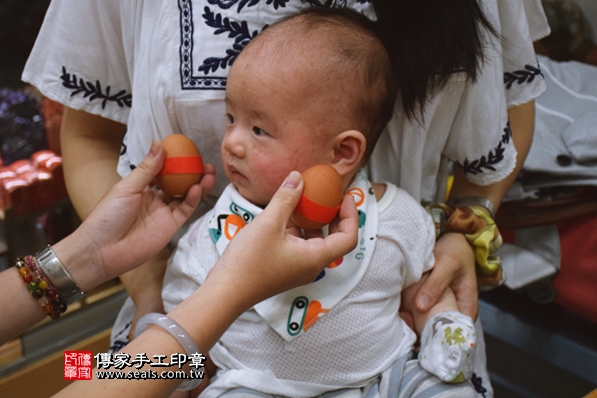 剃胎毛、滿月剃頭、嬰兒剃頭、嬰兒理髮、嬰兒剃髮、嬰兒剃胎毛、嬰兒滿月剃頭、寶寶剃頭、剃胎毛儀式、剃胎毛吉祥話、滿月剃頭儀式、滿月剃頭吉祥話、寶寶剃胎毛、寶寶滿月剃頭理髮、新北永和區剃胎毛、新北永和區滿月剃頭、新北永和區嬰兒剃頭剃胎毛、新北永和區嬰兒理髮、新北永和區嬰兒剃髮、劉寶寶(新北永和區嬰兒寶寶滿月剃頭理髮、免費嬰兒剃胎毛儀式吉祥話)。中國風會場，爸媽寶貝免費穿「日中韓」古裝禮服。專業拍照、DVD光碟、證書。★購買「臍帶章、肚臍章、胎毛筆刷印章」贈送：剃頭、收涎、抓周，三選一。2016.06.28  照片3