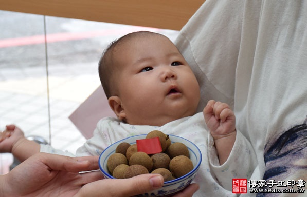 剃胎毛、滿月剃頭、嬰兒剃頭、嬰兒理髮、嬰兒剃髮、嬰兒剃胎毛、嬰兒滿月剃頭、寶寶剃頭、剃胎毛儀式、剃胎毛吉祥話、滿月剃頭儀式、滿月剃頭吉祥話、寶寶剃胎毛、寶寶滿月剃頭理髮、新竹香山區剃胎毛、新竹香山區滿月剃頭、新竹香山區嬰兒剃頭剃胎毛、新竹香山區嬰兒理髮、新竹香山區嬰兒剃髮、張寶寶(新竹香山區嬰兒寶寶滿月剃頭理髮、免費嬰兒剃胎毛儀式吉祥話)。中國風會場，爸媽寶貝免費穿「日中韓」古裝禮服。專業拍照、DVD光碟、證書。★購買「臍帶章、肚臍章、胎毛筆刷印章」贈送：剃頭、收涎、抓周，三選一。2016.11.05 照片7