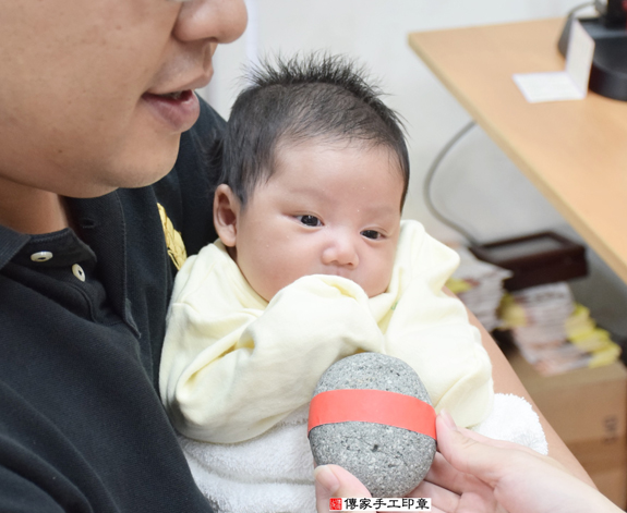 柳寶寶(新北永和區嬰兒寶寶滿月剃頭理髮、免費嬰兒剃胎毛儀式吉祥話)。中國風會場，爸媽寶貝免費穿「日中韓」古裝禮服。專業拍照、DVD光碟、證書。★購買「臍帶章、肚臍章、胎毛筆刷印章」贈送：剃頭、收涎、抓周，三選一。 2015.11.29 照片7