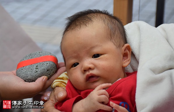 剃胎毛、滿月剃頭、嬰兒剃頭、嬰兒理髮、嬰兒剃髮、嬰兒剃胎毛、嬰兒滿月剃頭、寶寶剃頭、剃胎毛儀式、剃胎毛吉祥話、滿月剃頭儀式、滿月剃頭吉祥話、寶寶剃胎毛、寶寶滿月剃頭理髮、新竹香山區剃胎毛、新竹香山區滿月剃頭、新竹香山區嬰兒剃頭剃胎毛、新竹香山區嬰兒理髮、新竹香山區嬰兒剃髮、林寶寶(新竹香山區嬰兒寶寶滿月剃頭理髮、免費嬰兒剃胎毛儀式吉祥話)。中國風會場，爸媽寶貝免費穿「日中韓」古裝禮服。專業拍照、DVD光碟、證書。★購買「臍帶章、肚臍章、胎毛筆刷印章」贈送：剃頭、收涎、抓周，三選一。2017.01.01 照片6