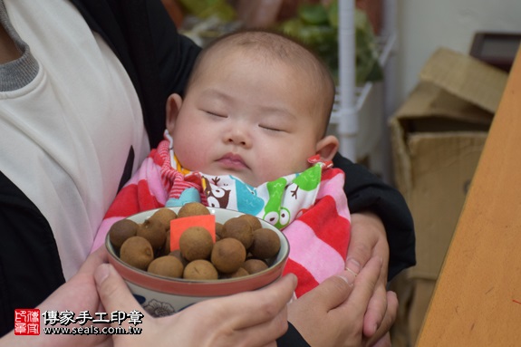 剃胎毛、滿月剃頭、嬰兒剃頭、嬰兒理髮、嬰兒剃髮、嬰兒剃胎毛、嬰兒滿月剃頭、寶寶剃頭、剃胎毛儀式、剃胎毛吉祥話、滿月剃頭儀式、滿月剃頭吉祥話、寶寶剃胎毛、寶寶滿月剃頭理髮、新北永和區剃胎毛、新北永和區滿月剃頭、新北永和區嬰兒剃頭剃胎毛、新北永和區嬰兒理髮、新北永和區嬰兒剃髮、洪寶寶(新北永和區嬰兒寶寶滿月剃頭理髮、免費嬰兒剃胎毛儀式吉祥話)。中國風會場，爸媽寶貝免費穿「日中韓」古裝禮服。專業拍照、DVD光碟、證書。★購買「臍帶章、肚臍章、胎毛筆刷印章」贈送：剃頭、收涎、抓周，三選一。2017.02.25 照片6