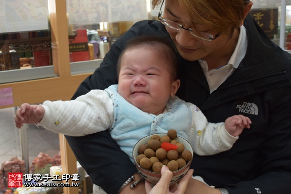 剃胎毛、滿月剃頭、嬰兒剃頭、嬰兒理髮、嬰兒剃髮、嬰兒剃胎毛、嬰兒滿月剃頭、寶寶剃頭、剃胎毛儀式、剃胎毛吉祥話、滿月剃頭儀式、滿月剃頭吉祥話、寶寶剃胎毛、寶寶滿月剃頭理髮、新北永和區剃胎毛、新北永和區滿月剃頭、新北永和區嬰兒剃頭剃胎毛、新北永和區嬰兒理髮、新北永和區嬰兒剃髮、游寶寶(新北永和區嬰兒寶寶滿月剃頭理髮、免費嬰兒剃胎毛儀式吉祥話)。中國風會場，爸媽寶貝免費穿「日中韓」古裝禮服。專業拍照、DVD光碟、證書。★購買「臍帶章、肚臍章、胎毛筆刷印章」贈送：剃頭、收涎、抓周，三選一。2017.04.02 照片11