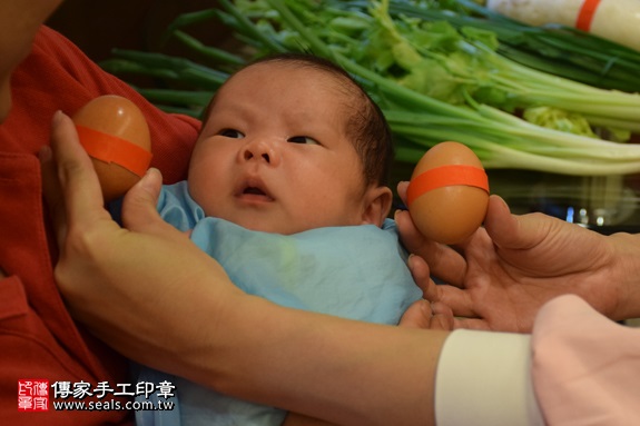 剃胎毛、滿月剃頭、嬰兒剃頭、嬰兒理髮、嬰兒剃髮、嬰兒剃胎毛、嬰兒滿月剃頭、寶寶剃頭、剃胎毛儀式、剃胎毛吉祥話、滿月剃頭儀式、滿月剃頭吉祥話、寶寶剃胎毛、寶寶滿月剃頭理髮、 新北土城區剃胎毛、新北土城區滿月剃頭、 新北土城區嬰兒剃頭剃胎毛、新北土城區嬰兒理髮、新北土城區嬰兒剃髮、黃寶寶(新北土城區到府嬰兒寶寶滿月剃頭理髮、免費到府嬰兒剃胎毛儀式吉祥話)。到府剃頭剃胎毛主持、專業拍照、DVD光碟、證書。★購買「臍帶章、肚臍章、胎毛筆刷印章」贈送：剃頭、收涎、抓周，三選一。2017.04.09  照片3