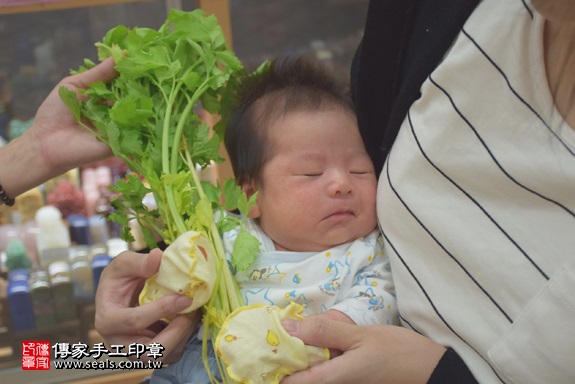 剃胎毛、滿月剃頭、嬰兒剃頭、嬰兒理髮、嬰兒剃髮、嬰兒剃胎毛、嬰兒滿月剃頭、寶寶剃頭、剃胎毛儀式、剃胎毛吉祥話、滿月剃頭儀式、滿月剃頭吉祥話、寶寶剃胎毛、寶寶滿月剃頭理髮、新北永和區剃胎毛、新北永和區滿月剃頭、新北永和區嬰兒剃頭剃胎毛、新北永和區嬰兒理髮、新北永和區嬰兒剃髮、謝寶寶(新北永和區嬰兒寶寶滿月剃頭理髮、免費嬰兒剃胎毛儀式吉祥話)。中國風會場，爸媽寶貝免費穿「日中韓」古裝禮服。專業拍照、DVD光碟、證書。★購買「臍帶章、肚臍章、胎毛筆刷印章」贈送：剃頭、收涎、抓周，三選一。2017.04.19 照片11