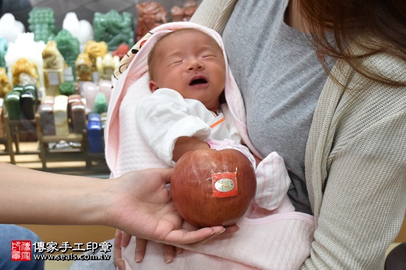 剃胎毛、滿月剃頭、嬰兒剃頭、嬰兒理髮、嬰兒剃髮、嬰兒剃胎毛、嬰兒滿月剃頭、寶寶剃頭、剃胎毛儀式、剃胎毛吉祥話、滿月剃頭儀式、滿月剃頭吉祥話、寶寶剃胎毛、寶寶滿月剃頭理髮、新北永和區剃胎毛、新北永和區滿月剃頭、新北永和區嬰兒剃頭剃胎毛、新北永和區嬰兒理髮、新北永和區嬰兒剃髮、黃寶寶(新北永和區嬰兒寶寶滿月剃頭理髮、免費嬰兒剃胎毛儀式吉祥話)。中國風會場，爸媽寶貝免費穿「日中韓」古裝禮服。專業拍照、DVD光碟、證書。★購買「臍帶章、肚臍章、胎毛筆刷印章」贈送：剃頭、收涎、抓周，三選一。2017.05.29 照片8