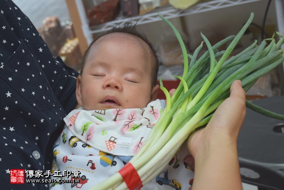 剃胎毛、滿月剃頭、嬰兒剃頭、嬰兒理髮、嬰兒剃髮、嬰兒剃胎毛、嬰兒滿月剃頭、寶寶剃頭、剃胎毛儀式、剃胎毛吉祥話、滿月剃頭儀式、滿月剃頭吉祥話、寶寶剃胎毛、寶寶滿月剃頭理髮、新竹香山區剃胎毛、新竹香山區滿月剃頭、新竹香山區嬰兒剃頭剃胎毛、新竹香山區嬰兒理髮、新竹香山區嬰兒剃髮、蔡寶寶(新竹香山區嬰兒寶寶滿月剃頭理髮、免費嬰兒剃胎毛儀式吉祥話)。中國風會場，爸媽寶貝免費穿「日中韓」古裝禮服。專業拍照、DVD光碟、證書。★購買「臍帶章、肚臍章、胎毛筆刷印章」贈送：剃頭、收涎、抓周，三選一。2017.06.10 照片12
