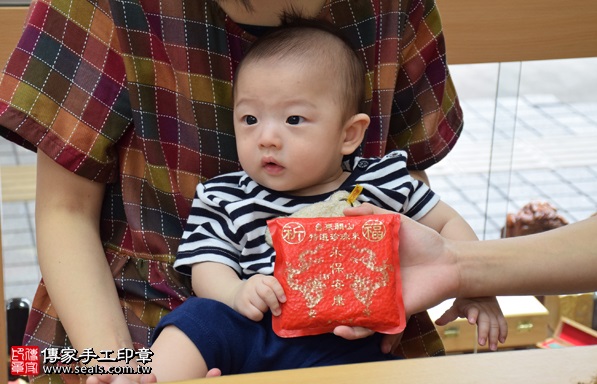 剃胎毛、滿月剃頭、嬰兒剃頭、嬰兒理髮、嬰兒剃髮、嬰兒剃胎毛、嬰兒滿月剃頭、寶寶剃頭、剃胎毛儀式、剃胎毛吉祥話、滿月剃頭儀式、滿月剃頭吉祥話、寶寶剃胎毛、寶寶滿月剃頭理髮、 新竹市香山地區剃胎毛、新竹市香山地區滿月剃頭、新竹市香山地區嬰兒剃頭剃胎毛、新竹市香山地區嬰兒理髮、新竹市嬰兒剃髮、 葉寶寶(新竹香山區嬰兒寶寶滿月剃頭理髮、免費嬰兒剃胎毛儀式吉祥話)。中國風會場，爸媽寶貝免費穿「日中韓」古裝禮服。專業拍照、DVD光碟、證書。★購買「臍帶章、肚臍章、胎毛筆刷印章」贈送：剃頭、收涎、抓周，三選一。2017.09.09照片6