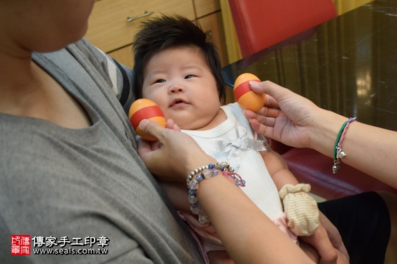 剃胎毛、滿月剃頭、嬰兒剃頭、嬰兒理髮、嬰兒剃髮、嬰兒剃胎毛、嬰兒滿月剃頭、寶寶剃頭、剃胎毛儀式、剃胎毛吉祥話、滿月剃頭儀式、滿月剃頭吉祥話、寶寶剃胎毛、寶寶滿月剃頭理髮、 桃園市蘆竹地區剃胎毛、桃園市蘆竹地區滿月剃頭、桃園市蘆竹地區嬰兒剃頭剃胎毛、桃園市蘆竹地區嬰兒理髮、桃園市嬰兒剃髮、 簡寶寶(桃園蘆竹區到府嬰兒寶寶滿月剃頭理髮、免費到府嬰兒剃胎毛儀式吉祥話)。到府剃頭剃胎毛主持、專業拍照、DVD光碟、證書。★購買「臍帶章、肚臍章、胎毛筆刷印章」贈送：剃頭、收涎、抓周，三選一。2017.09.02照片3